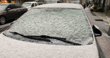 Küçükçekmece'de Dolu Yağışı: Beyazla Kaplanan Sokaklar