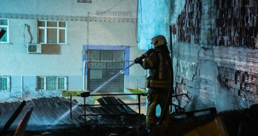 Küçükçekmece'de Hurdalıkta Yangın Yangını Kontrol Altına Alındı