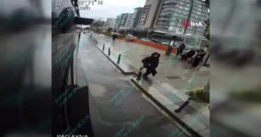 Küçükçekmece'de Motosiklet Kazası: Otobüsten İnen Yolcuya Çarpma Anı Kamerada