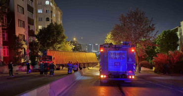 Küçükçekmece'de Palet Yüklü Tır Refüje Düştü
