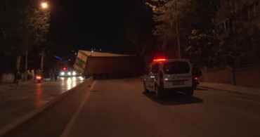 Küçükçekmece'de Palet Yüklü Tır Yolda Yan Yattı