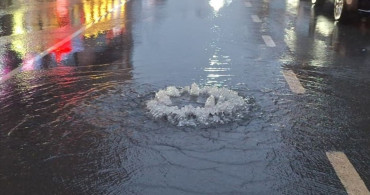 Küçükçekmece'de Şiddetli Yağış Rögarı Taşırdı