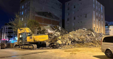 Küçükçekmece'de Tek Hamlede Bina Yıkıldı