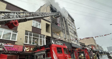 Küçükçekmece'de Yangın: 5 Kişi Dumandan Etkilendi