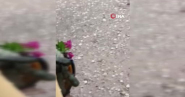 Kumluca'da aniden bastıran dolu yağışı etkili oldu