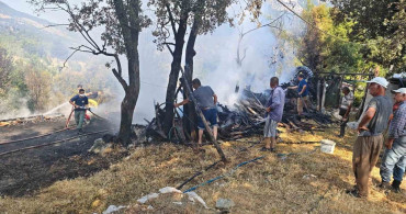 Kumluca'da odunlukta başlayan yangın kullanılmayan evin bahçesine sıçradı