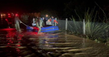 Kumluca'da Sağanak Yağışlar Su Baskınlarına Yol Açtı