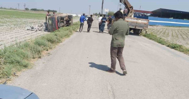 Kumlu'da briket yüklü kamyon tarlaya uçtu, sürücüsü yaralandı