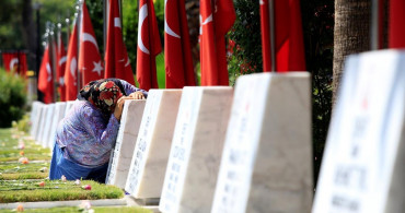 Kurban Bayramı dolayısıyla şehitlikler ziyaretçi akınına uğradı! Duygu dolu anlar yaşandı!