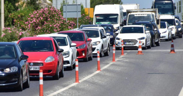 Kurban Bayramı'nda tatil bölgelerine gitmeyi tercih eden vatandaşlar kendilerini yollara attı! Otoyollar yaşanan yoğunluk sebebiyle durma noktasına geldi!