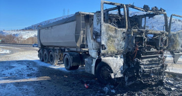 Kurşunlu'da Park Halindeyken Yangın Çıkan Tır Kullanılamaz Hale Geldi