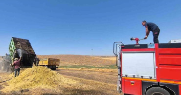 Kurtalan'da mercimek hasadı sırasında saman yüklü römork alevlere teslim oldu