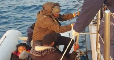 Kuşadası Körfezi’nde 2 Ayrı Operasyonda 85 Kaçak Göçmen Yakalandı