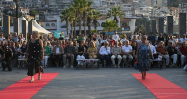 Kuşadası'nda Geri Dönüşüm Defilesi ile Dünya Çevre Günü Kutlandı