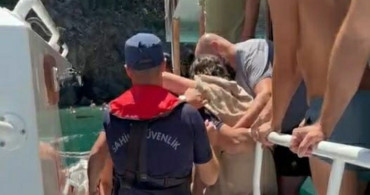 Kuşadası'nda gezi teknesinde rahatsızlanan çocuğa sahil güvenlik yardımı