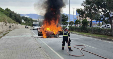 Kuşadası'nda İki Otomobil Alev Alev Yandı