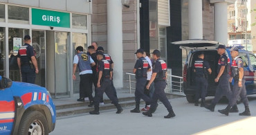 Kuşadası'nda jandarma operasyonu: suç kaydı olan iki kişi yakalandı