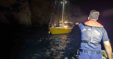 Kuşadası'nda makine arızası nedeniyle sürüklenen tekneye müdahale edildi