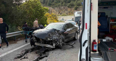 Kuşadası'nda Otomobil ve Minibüs Çarpıştı: 12 Yaralı