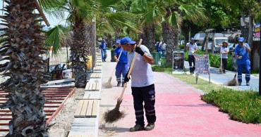 Kuşadası'nda sahil ve yürüyüş yollarında kapsamlı bakım çalışması