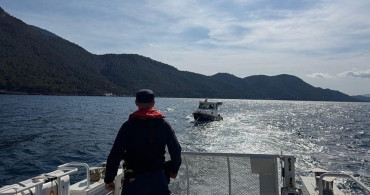 Kuşadası'nda Sürüklenen Teknedeki İki Kişi Kurtarıldı