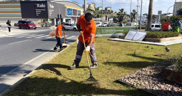 Kuşadası'nda Yeşil Alan Bakım Çalışmaları