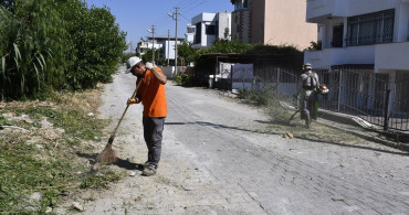 Kuşadası'nda yeşil alanlar bakıma alındı