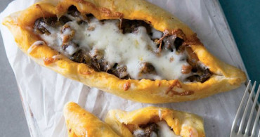 Kuşbaşı Etli ve Kaşar Peynirli Pide Nasıl Yapılır? Kuşbaşı Etli ve Kaşar Peynirli Pide Tarifi 