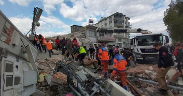 Kusurlu yapım nedeniyle yıkılan binalarla ilgili 4 kişi tutuklandı