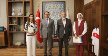 Kütahya valisinden Ulu Camii'nin dijital rehber sistemine destek veren eğitimcilere tebrik