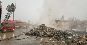 Kütahya'da 2 Katlı Evde Yangın: Kullanılamaz Hale Geldi