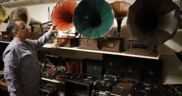 Kütahya'da Antika Müzik Aletleri Koleksiyonu Oluşturan Mühendis