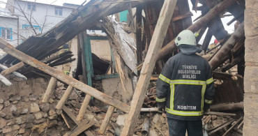 Kütahya'da Çöken Ahşap Evdeki Kurtarma Operasyonu