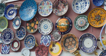 Kütahya'da emekli şoför evinin dış cephesini çini tabaklarla kapladı