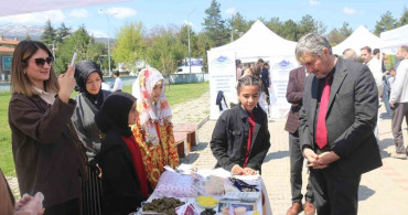 Kütahya'da İmam Hatipli Öğrenciler Yabancı Dil Şenliği Düzenledi