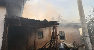 Kütahya'da Köyde Yangın: 2 Ev ve 1 Ahır Kullanılamaz Hale Geldi