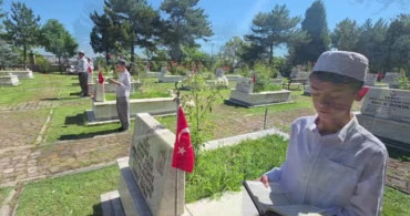 Kütahya'da şehit babasına her karne dönemi duygusal ziyaret