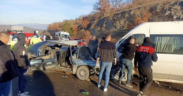 Kütahya'da Servis Minibüsü ile Otomobil Çarpıştı: 4 Yaralı, 1 Ölü