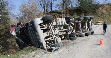 Kütahya'da Uçurumun Kenarında Hafriyat Kamyonu Devrildi: 2 Yaralı