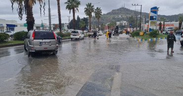 Kuvvetli sağanak Muğla'da hayatı felç etti: Şehirde rögarlar taştı