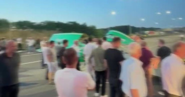 Kuzey Marmara Otoyolu'nda kamyonun açılan damperi tabelaya çarptı