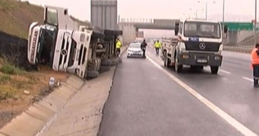 Kuzey Marmara Otoyolunda TIR Devrildi