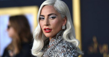 Lady Gaga Omurgasına Yeni Bir Dövme Yaptırdı
