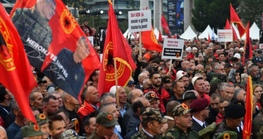 Lahey'deki Eski UÇK Komutanları İçin Tiran'da Destek Gösterisi