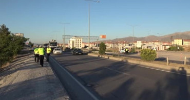 Lastiği patlayan servis aracı şarampole devrildi, 5 kişi yaralandı