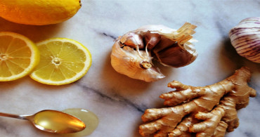 Limon suyu ve sarımsak kürü nasıl hazırlanır, faydaları neler? 40 diş sarımsağı 2 litre suda bekletip içmenin faydaları