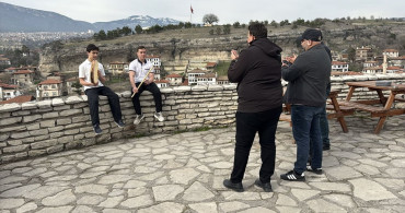 Lise Öğrencileri Türk Müziğini Tanıtmak İçin Tarihi Çarşı'da