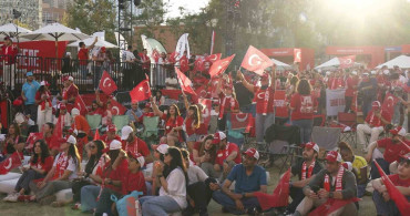 Los Angeles'ta Türkiye-Paraguay maçı için binler toplandı