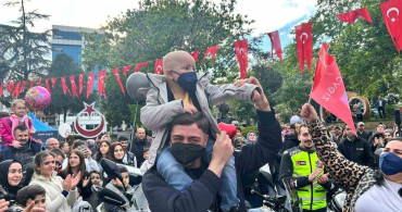 Lösemiyi Yenen Alparslan İçin Duygusal Balon Bırakma Etkinliği