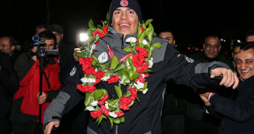 Madalya Kazanan Otizmli İkiz Kayakçılar Erzurum'da Çiçeklerle Karşılandı